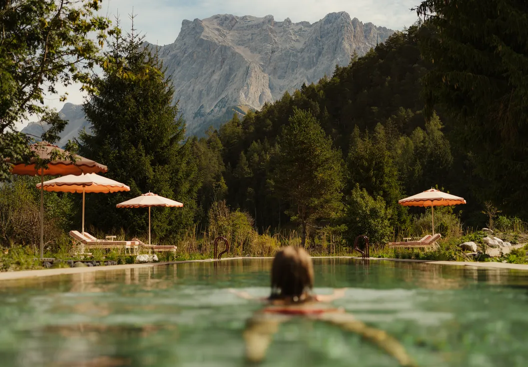 Frau Schwimmt den Bergen entgegen