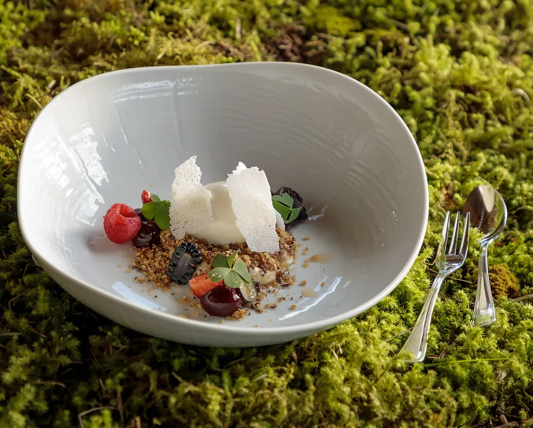 Gourmet dessert plate at Das Walters with ice cream balls, berries, crumble and a wafer