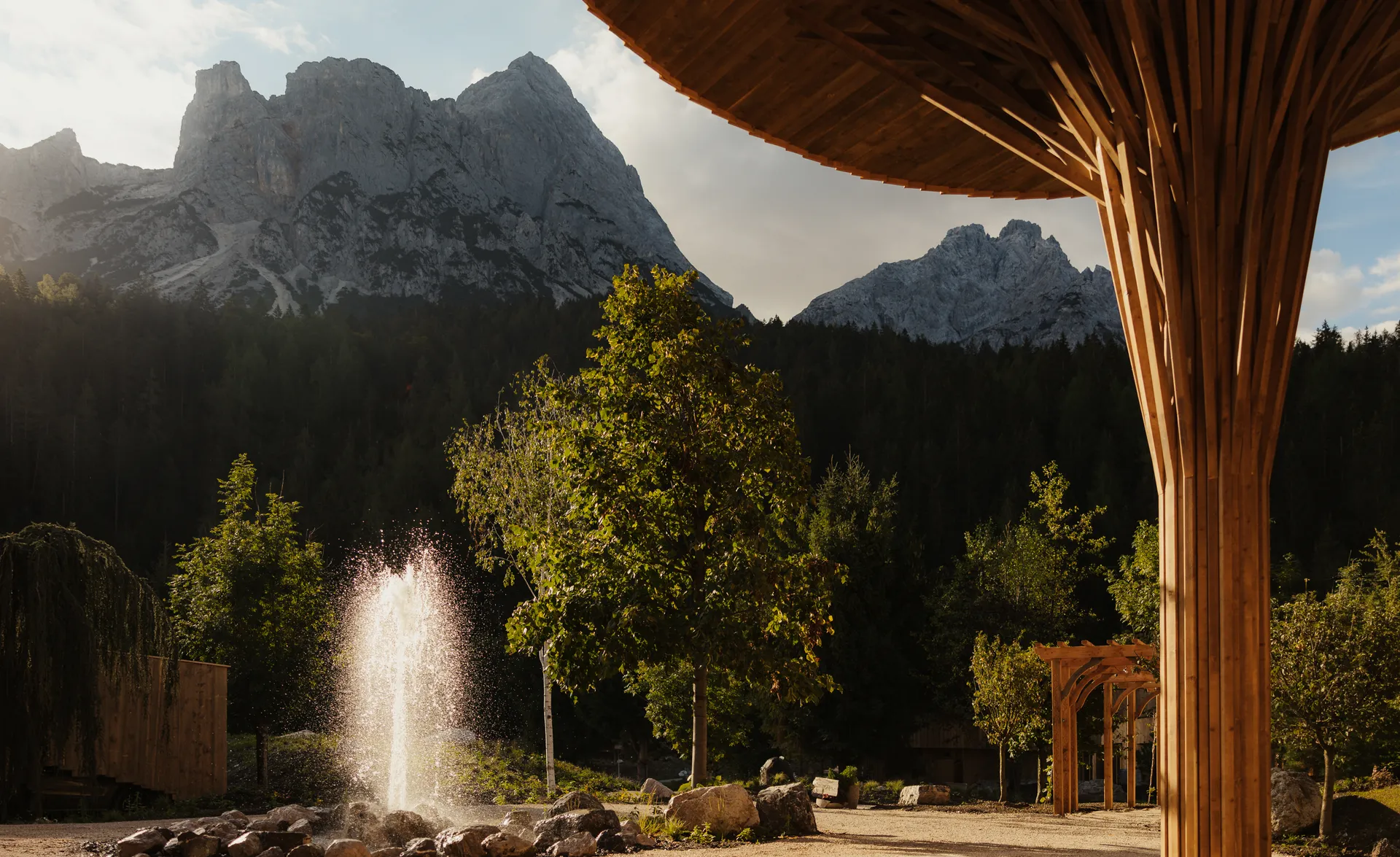 Blick vom Torhaus auf die Berge