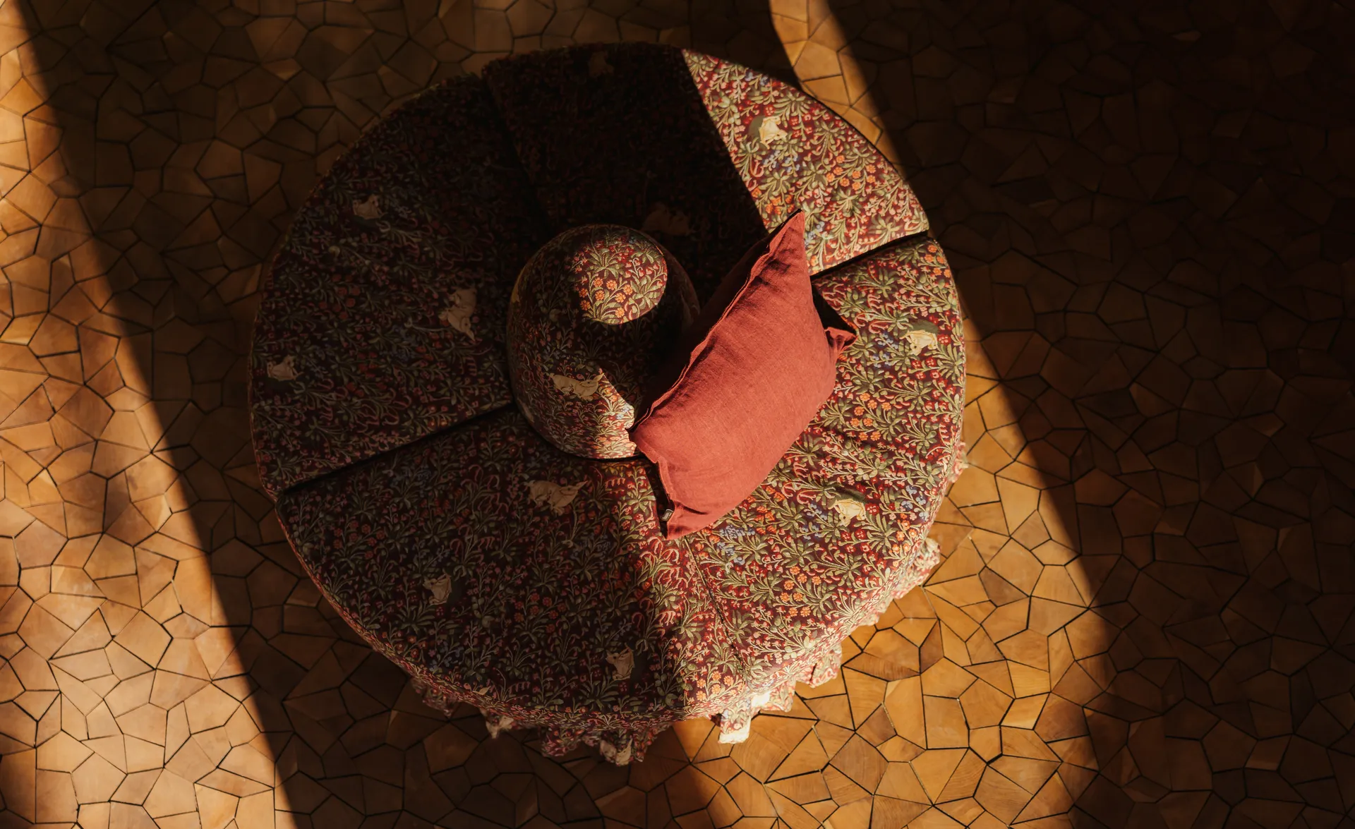 Blick auf Sofa im Torhaus aus der Vogelperspektive