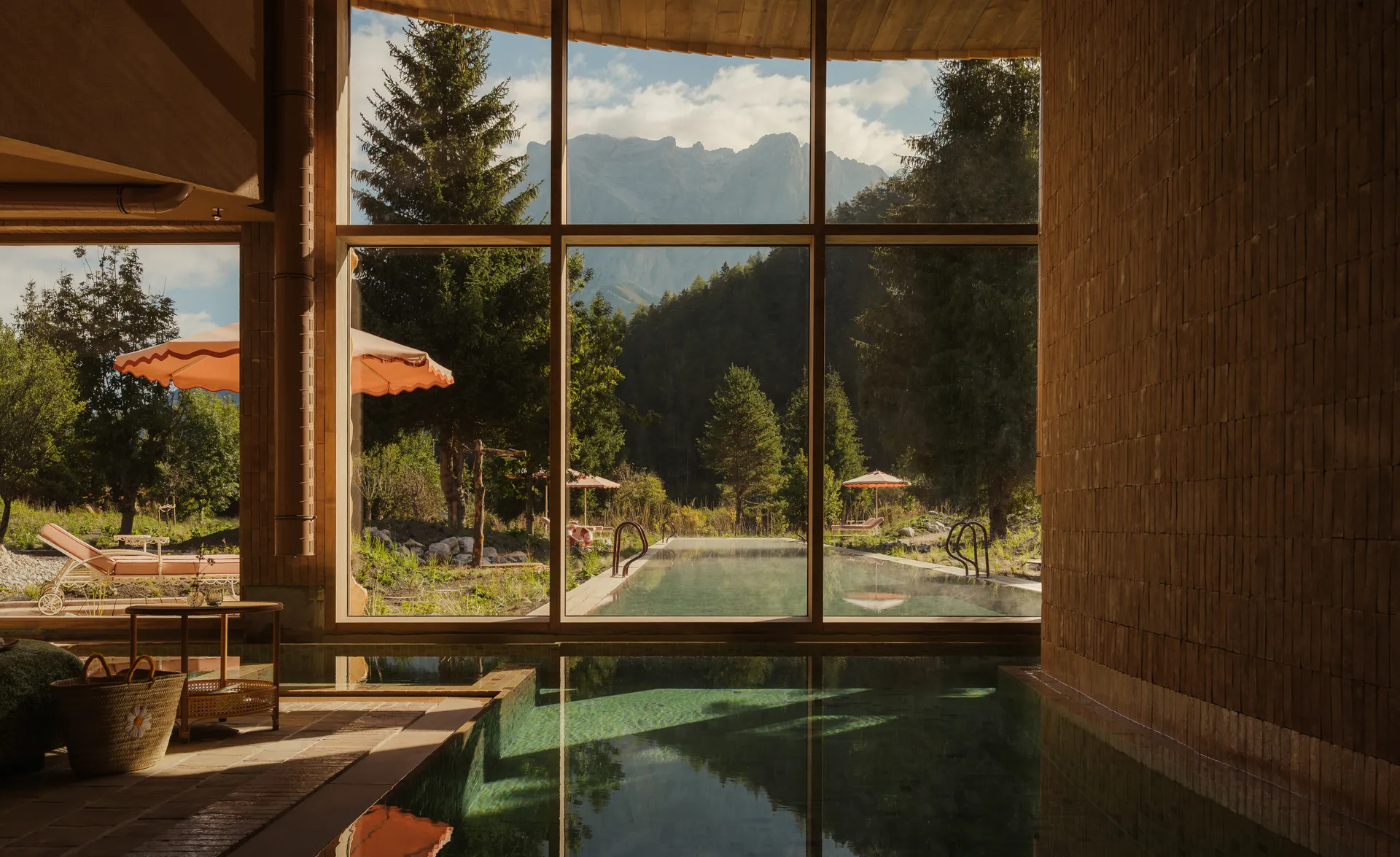 Blick aus dem Gartenbad auf den Pool