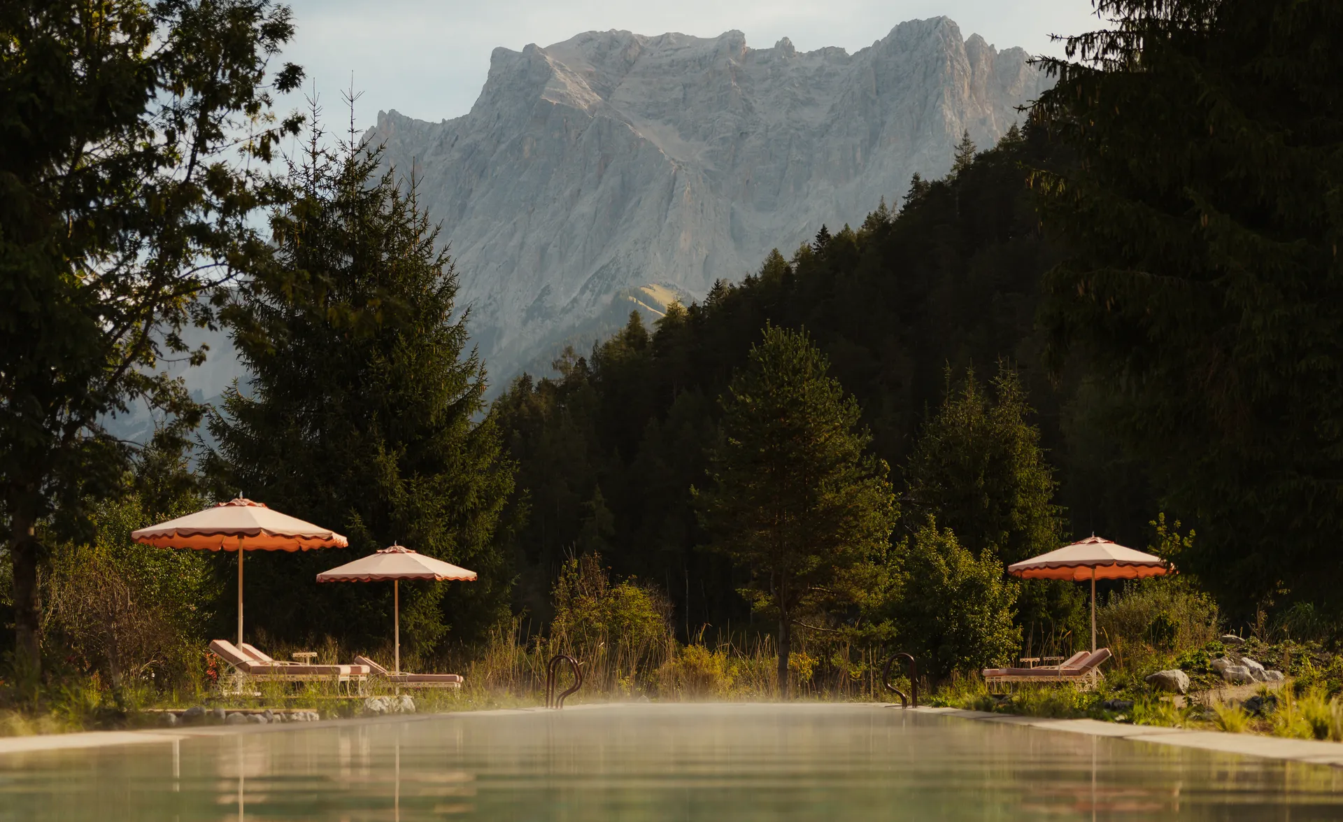 Blick auf die Berge aus dem Pool