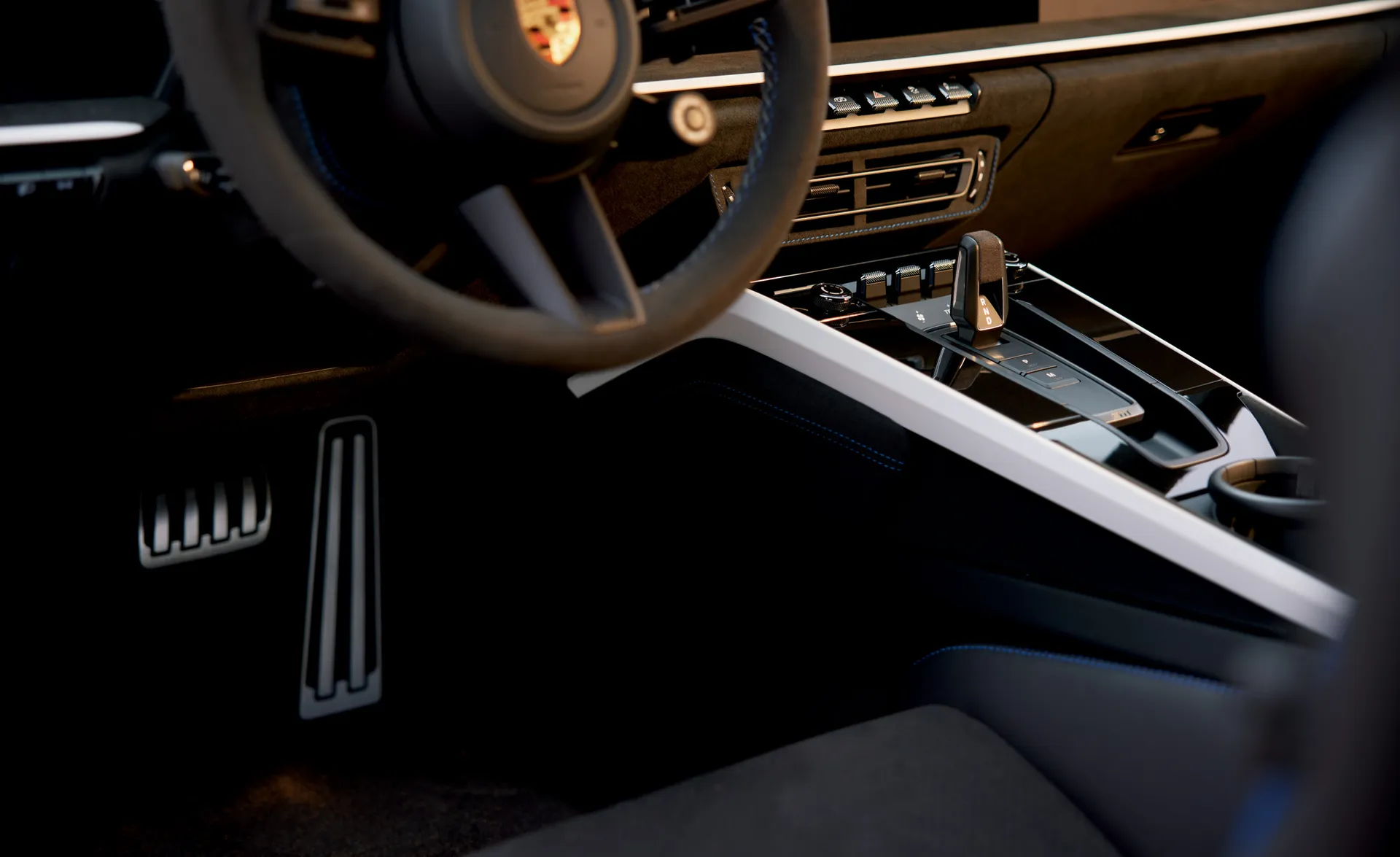Porsche 911 Dakar Innenraum mit Lenkrad, Mittelkonsole und blauer Alcantara-Naht