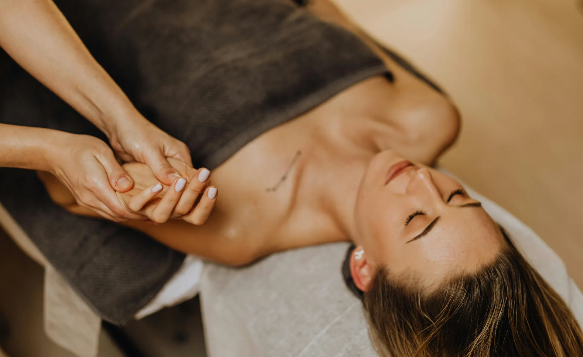 Entspannte Frau beim Wellness-Massage in einem Spa-Treatment — Entspannung pur