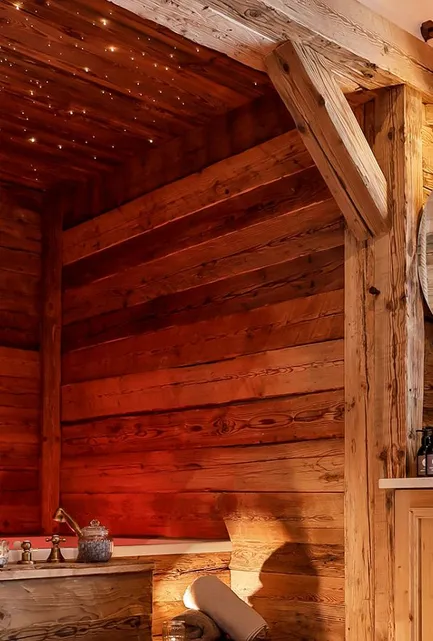 Privater Spa-Bereich mit Badezimmerwanne, Sternenhimmel-Decke und rustikalem Naturholzambiente