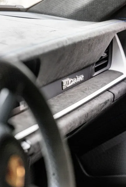 Porsche-Dakar-Schriftzug auf dem Armaturenbrett eines Porsche 911 Dakar