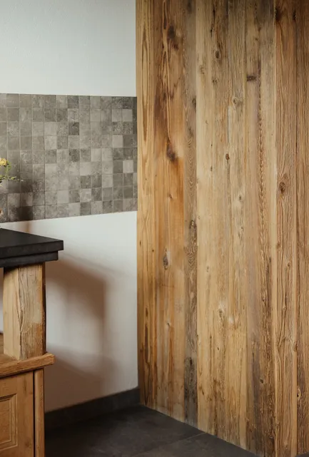 Modernes Chalet-Badezimmer mit Steinwaschbecken, Holzwaschtisch und Infrarotsauna