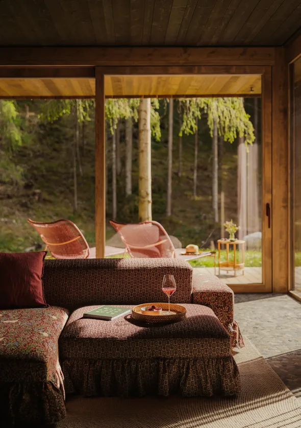Blick auf Sofalandschaft in einer Waldbach Loge