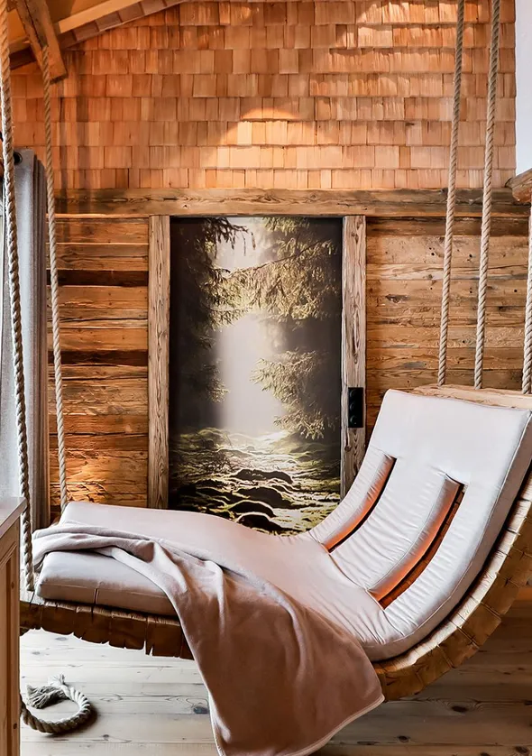 Wellnessraum mit Naturholzwänden, Hänge-Holzlounger, Schieferdusche und Steinwaschbecken