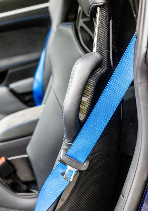 Blaues Sicherheitsgurt-Detail auf Sportsitz-Leder eines Porsche 911 Dakar