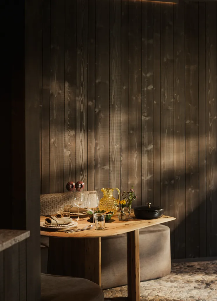 Blick auf Esstisch in einer Waldbach Loge