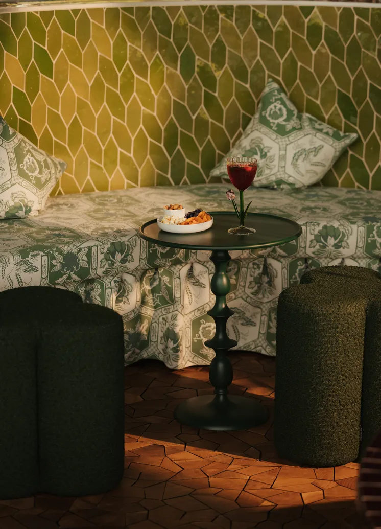 Flora Bar Tisch