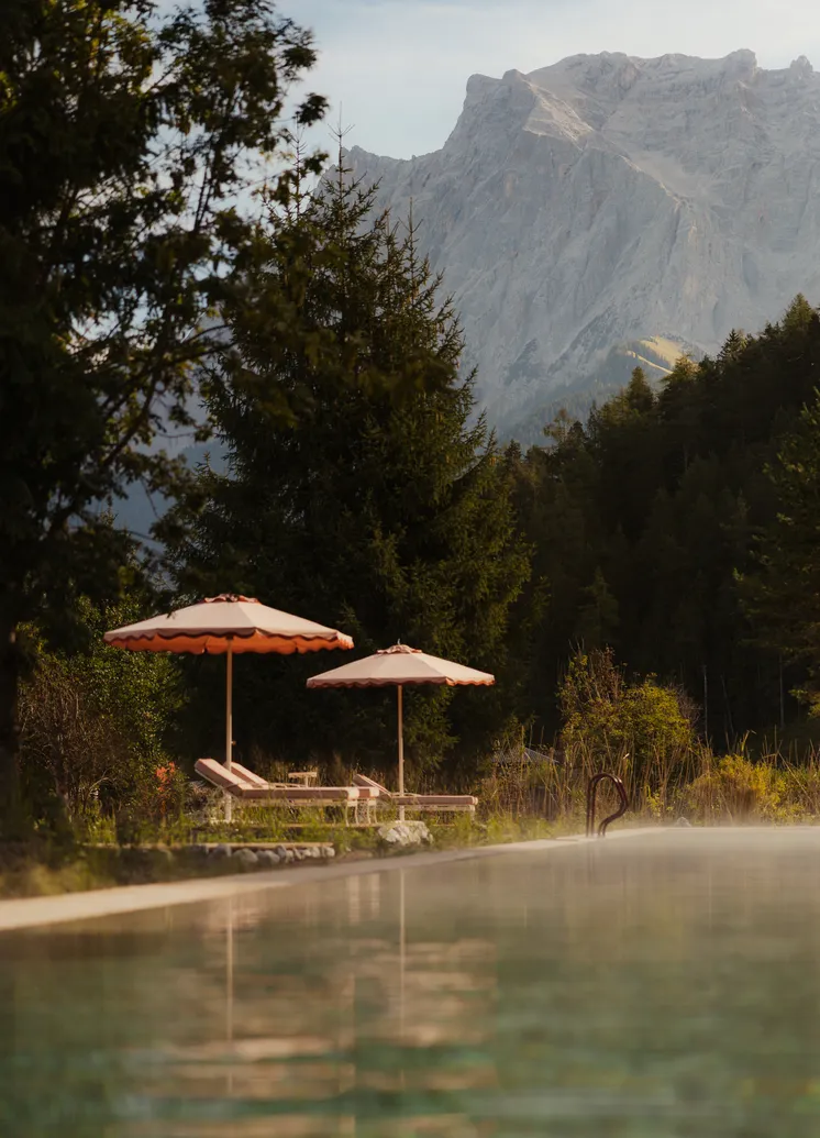 Blick auf Sonnenschirme am Pool