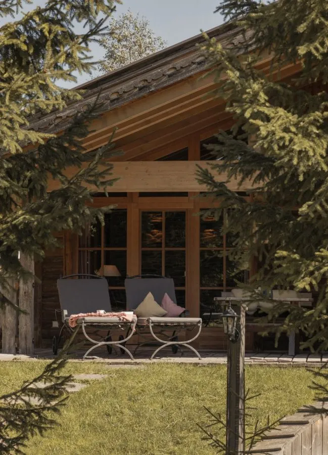 Luxuriöse Chalet-Regendusche mit dunklen Schieferfliesen, Altholzpaneelen und Daisypanel