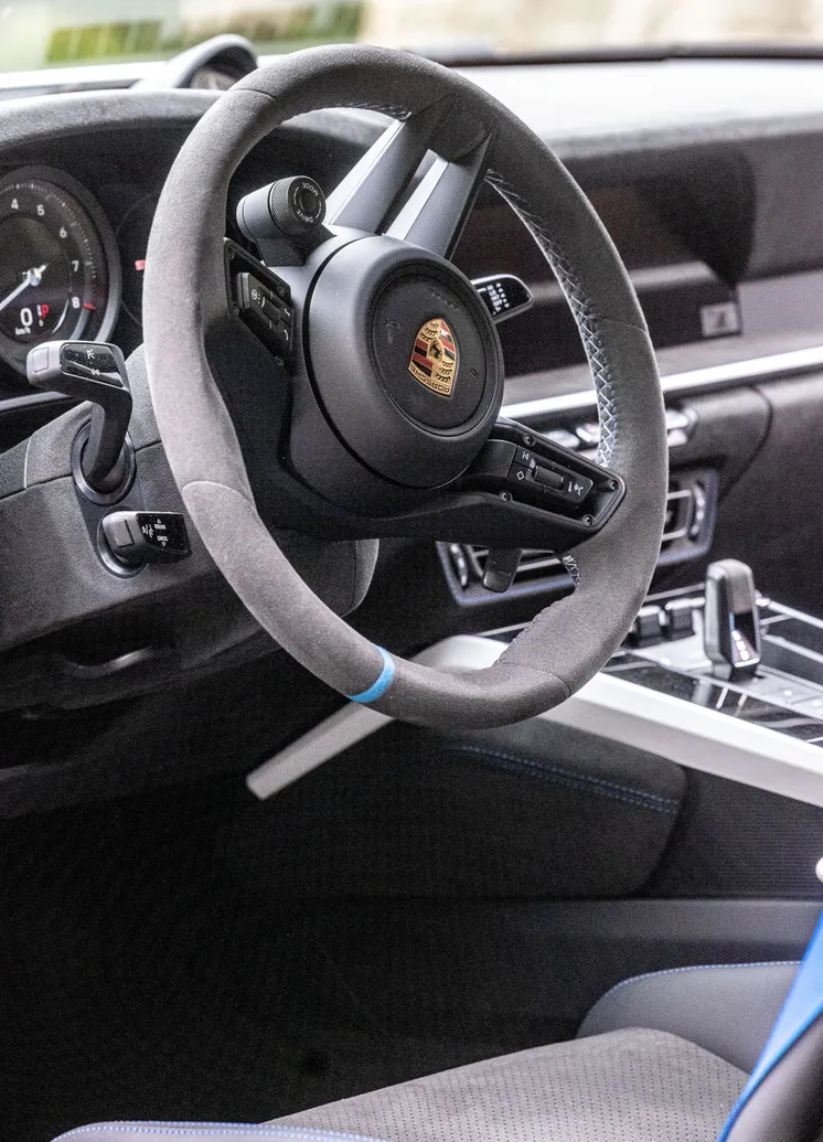 Porsche 911 Dakar Alcantara-Lenkrad mit Porsche-Wappen und Cockpit-Details
